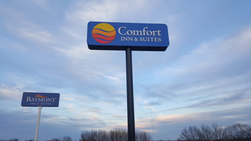 image-568165-Comfort_Inn_and_Suites_Sycamore_View_pole_(12).w640.jpg